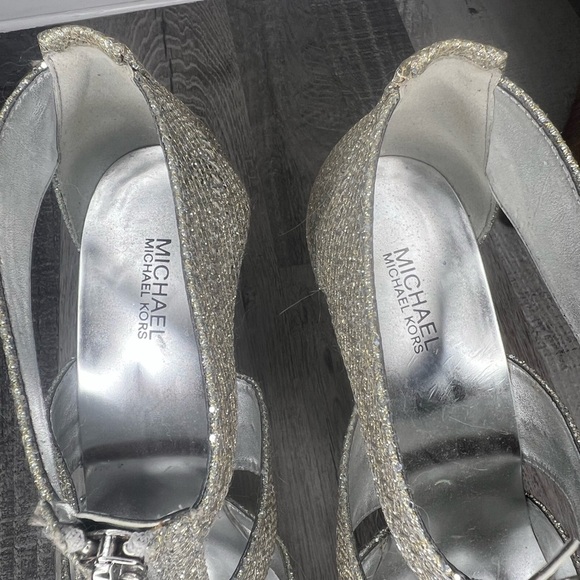 Michael Kors Berkley T-Strap Sandles Size 8 - Picture 3 of 5